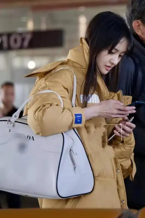 郑爽素颜现身机场脸上似有痘印鼻尖突出抢镜穿扮略显随意