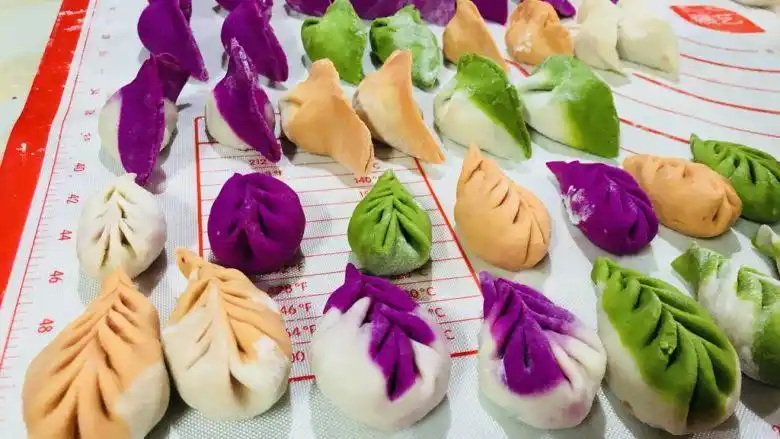 彩色水饺,依次包完所有饺子,五颜六色的让人垂涎欲滴