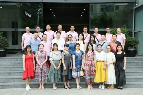 宾阳高中高三领导与教师合影留念.