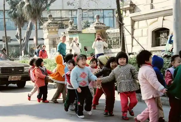 王雅洁见状赶紧劝阻:"老公,您不要和婆婆吵架,我们能好好沟通的.