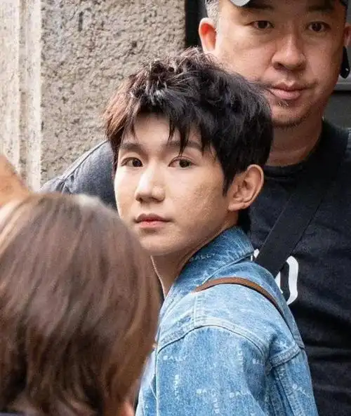 王源米兰时装周生图惹争议!脸上坑洼痘印明显,粉丝咬定被p黑图