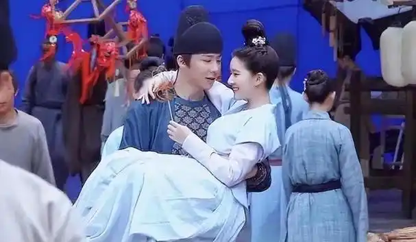 赵露思刘宇宁恋情曝光女方约闺蜜薛佳凝聚餐男方被拍到同场