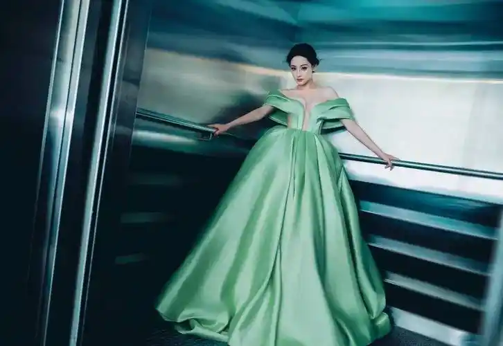 迪丽热巴亮相活动,身着独特高定礼服引发热议_衣服_设计_穿着者