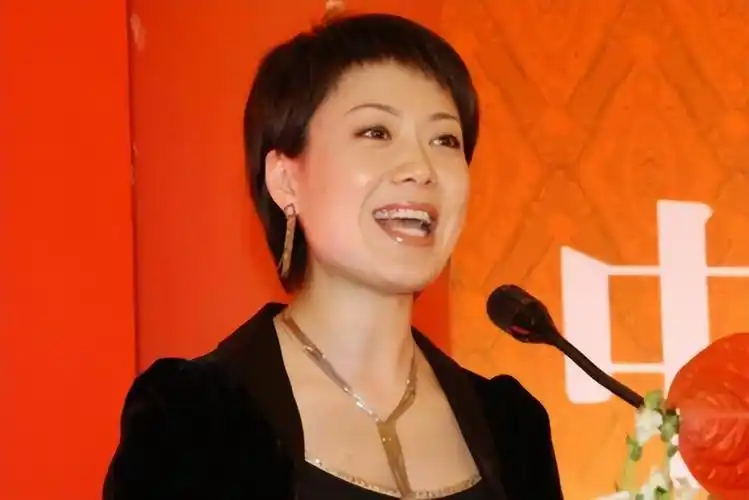 一直被誉为最具争议"话题主播"的央视主持人李文静,到底是因为她的