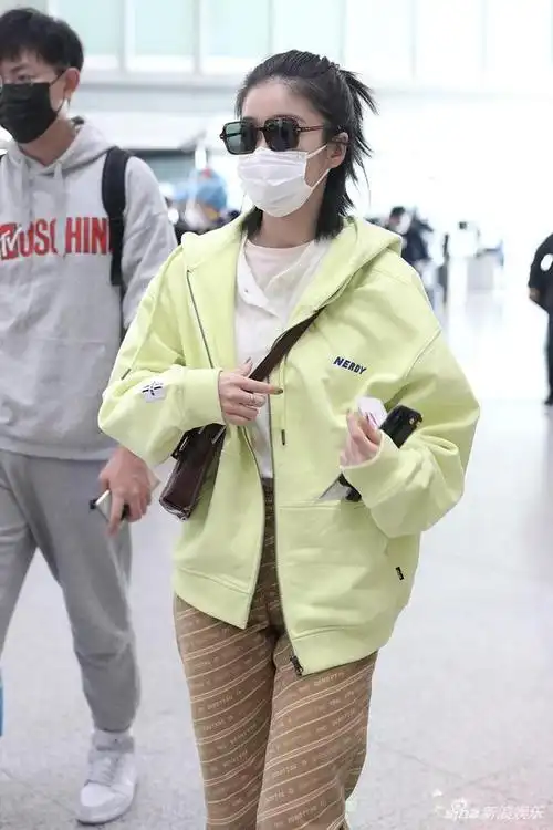 2020年11月6日,北京,张雪迎现身机场. 张雪迎
