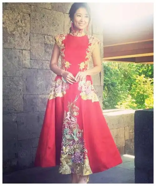 女星婚礼的红色敬酒服,刘诗诗端庄优雅,钟丽缇美艳动人