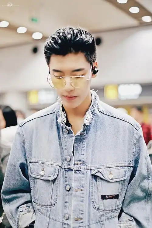 戴着眼镜的王子异太帅了一笑整个心都融化了