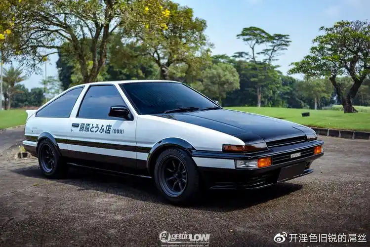 因漫画《头文字d》而爆红的丰田ae86
