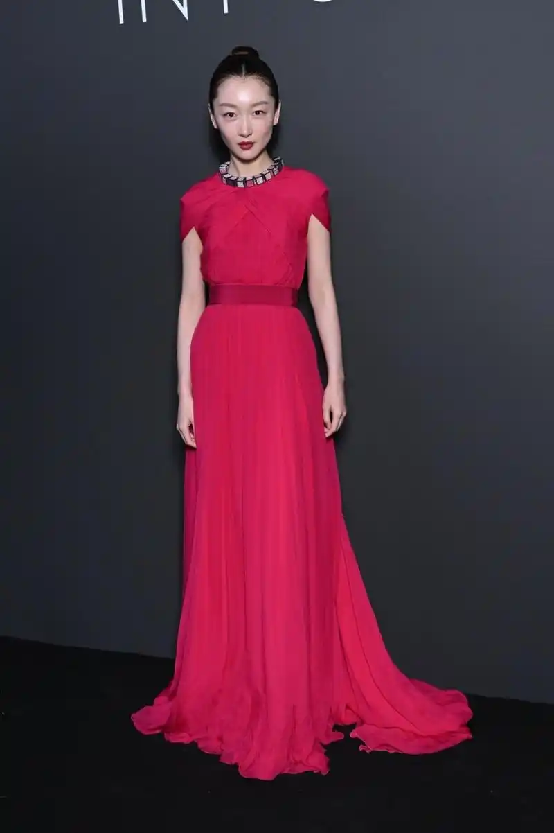 周冬雨出席开云集团晚宴 ,身穿 giambattista valli 2012 年春夏高级