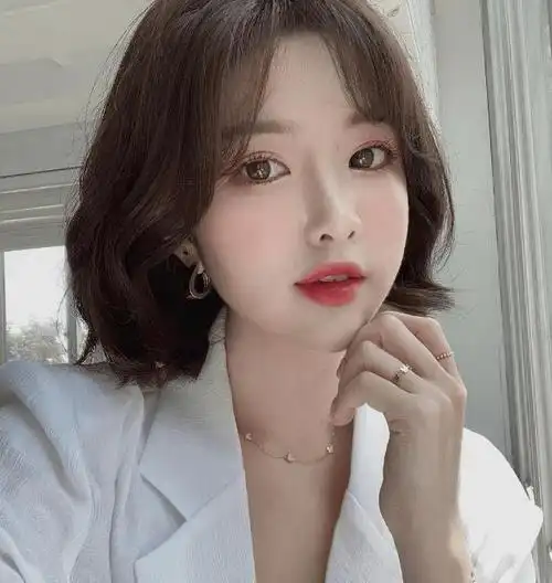 矮个子女生的发型推荐齐脸短发显脸小显身高