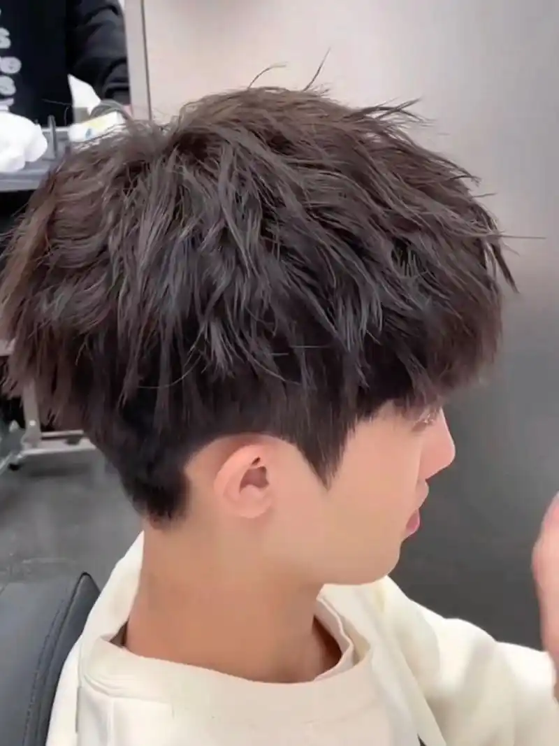 烫发 束状纹理烫了颜值超高 束状纹理烫 2023男生流行发型"束状纹理"