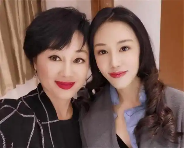 儿子残疾,自己被骗,却让女儿上交10年工资,如今62岁的她还好吗|王姬