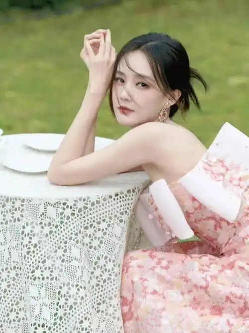 李一桐飞机上不雅行为被热议,梅婷马思纯更没素质,人民日报怒批|王子