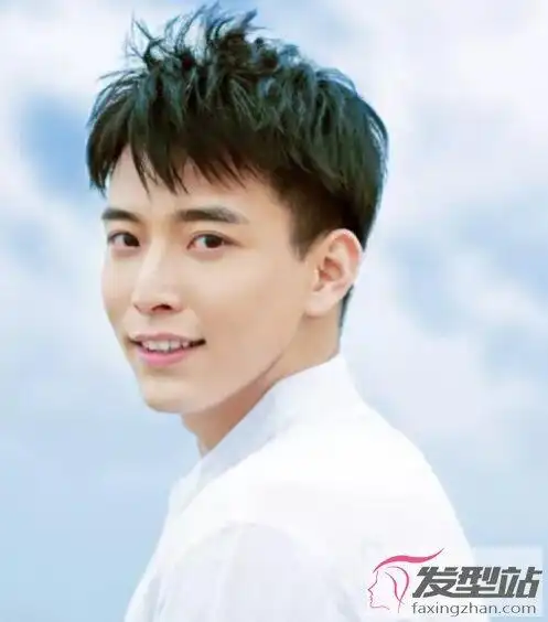 推荐发型:斜刘海短发,齐刘海短发长脸男生很适合剪这款斜刘海短发