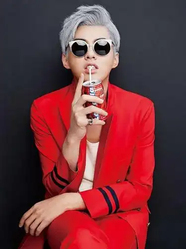 吴亦凡,红色翻领西装 白色圆领t恤 红色休闲西裤 白色圆框太阳镜