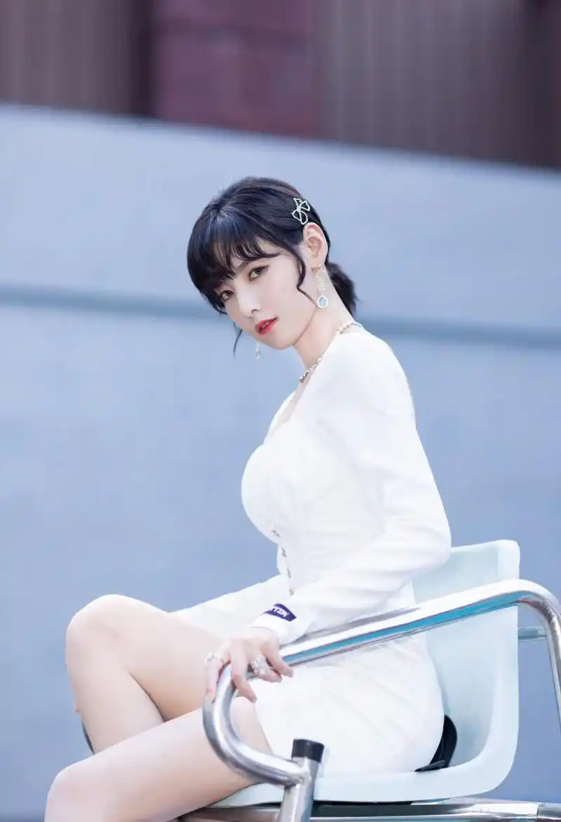 硬糖少女303赵粤露背白裙性感写真图片