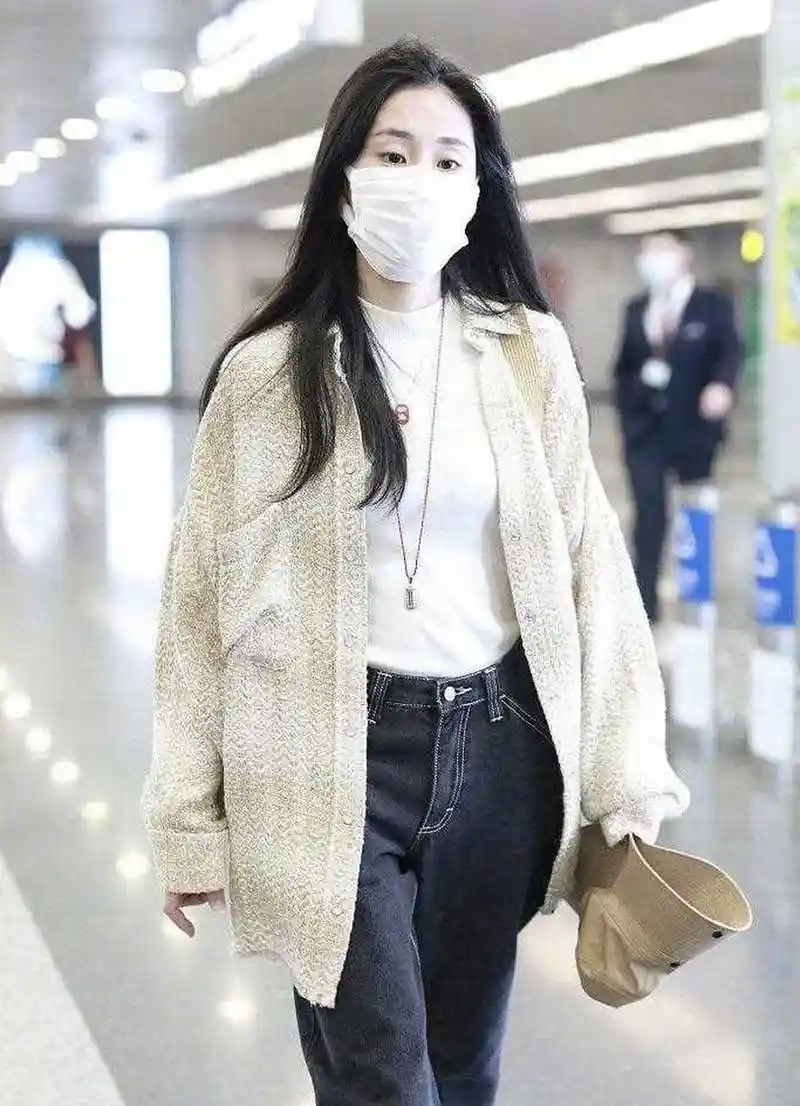 张碧晨最新机场私服,个性夹克外套搭配牛仔老爹裤帅气又个性,自然大气