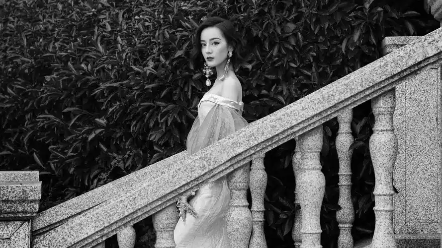 迪丽热巴粉色宫廷风礼服性感写真壁纸