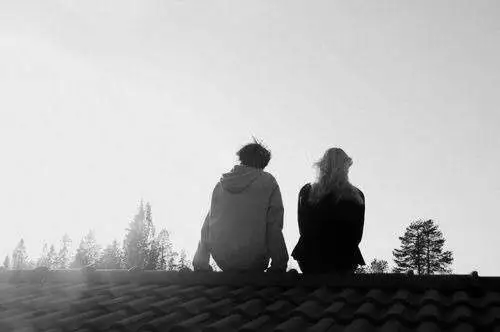 情侣两人一张情侣背影黑白图片