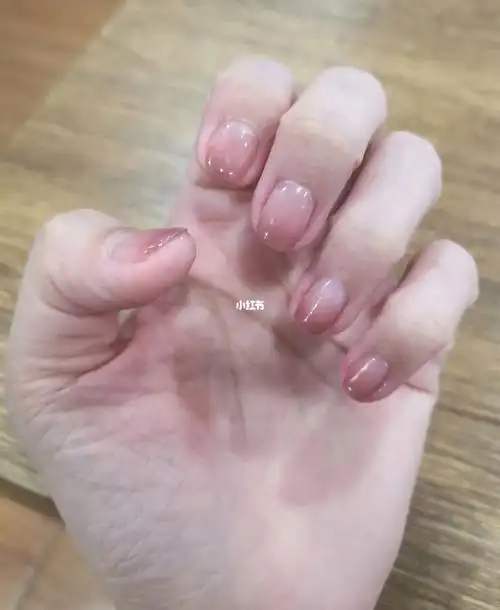 蜜桃渐变色美甲