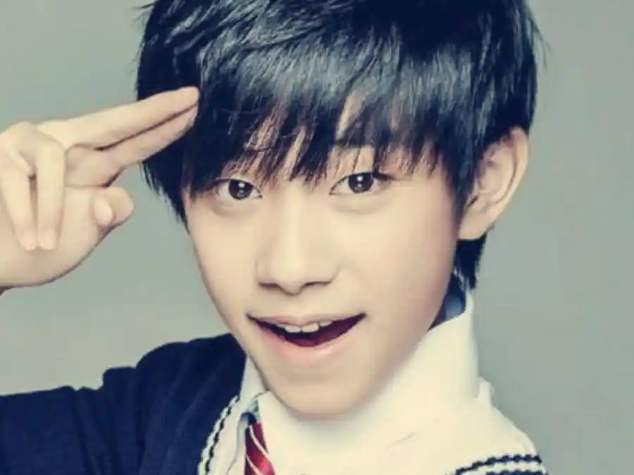 原创有种"不可思议"叫易烊千玺小时候,本以为从小就是老干部,谁知软萌