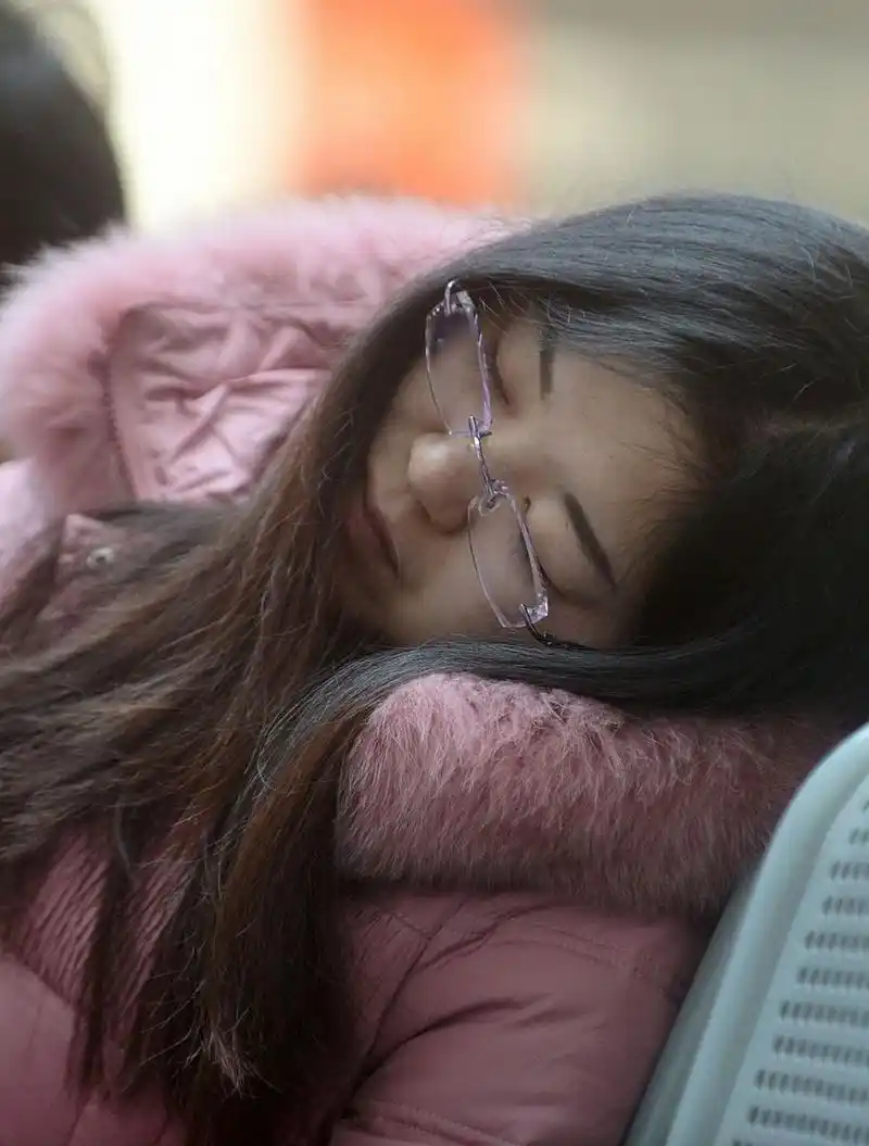 百家号mcn @迪云汐 标题:#秋日生活创作季# 女子长期侧躺玩手机 右眼