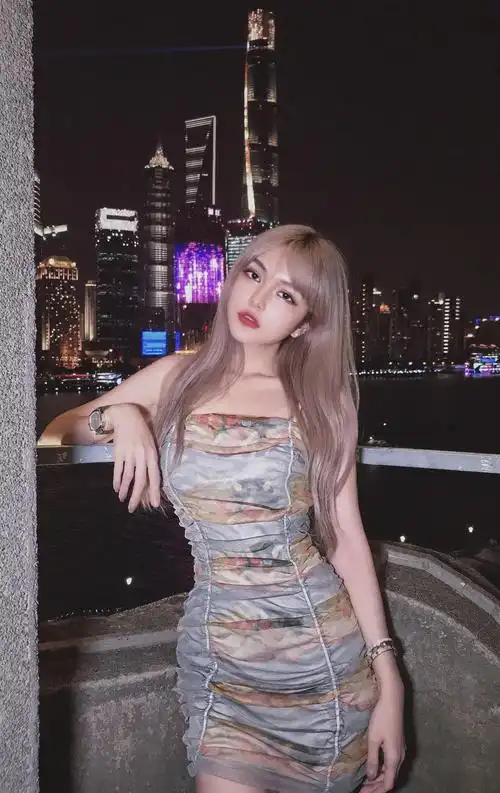 和罗志祥分手后独自精彩,发夜上海造型,印花修身裙秀s曲线_周扬青