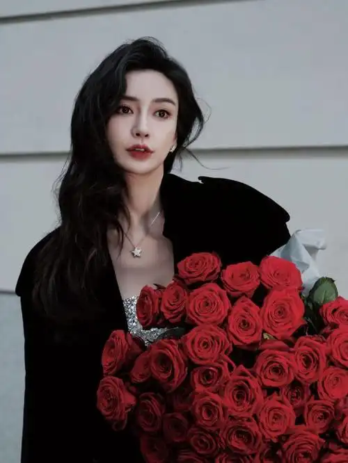 杨颖(angelababy)于本月29号在自己的微博上晒出自己35周岁生日时的一