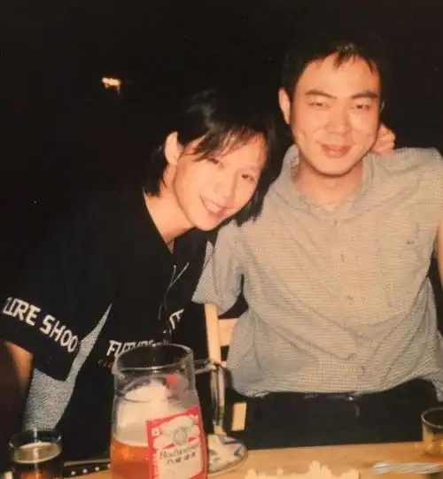 哈哈,高亚麟这是在夸自己帅气吗?有网友看照说:高爸年轻时候好瘦!