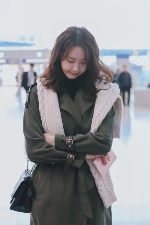 林允儿甜美时尚机场街拍