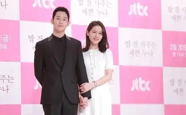 漂亮姐姐孙艺珍皮肤太好与丁海寅双手紧扣好亲昵气质封神