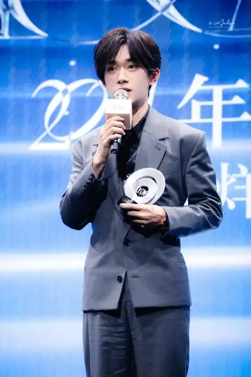 易烊千玺年度icon##易烊千玺芭莎台下镜头