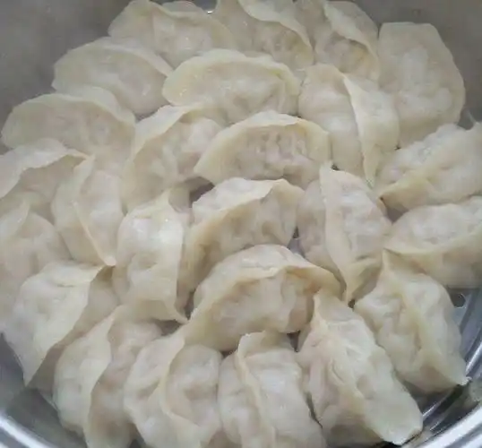 东北酸菜馅饺子咬一口汤汁四溢满嘴留香满满的满足感