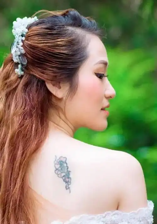 新婚老婆背后纹身(新婚当日新娘胸口露出纹身)(2)