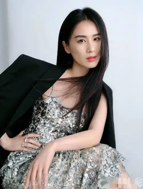 黄圣依曝光工业质感大片沉稳静谧故事感十足