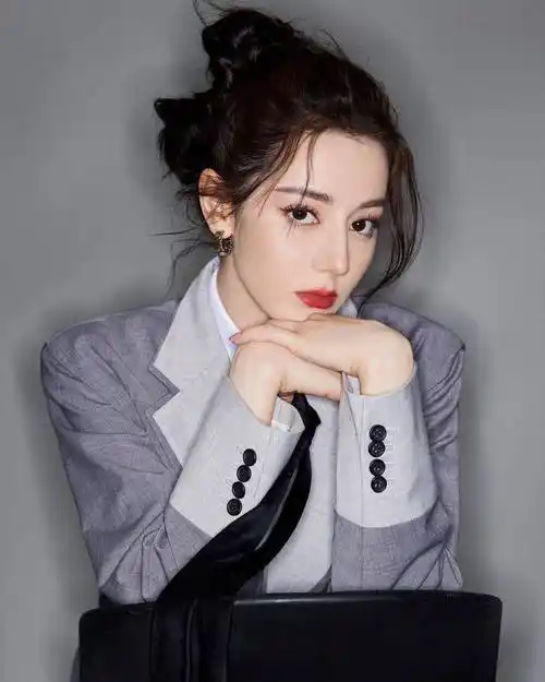迪丽热巴职业装时尚写真_迪丽热巴_职业装_写真