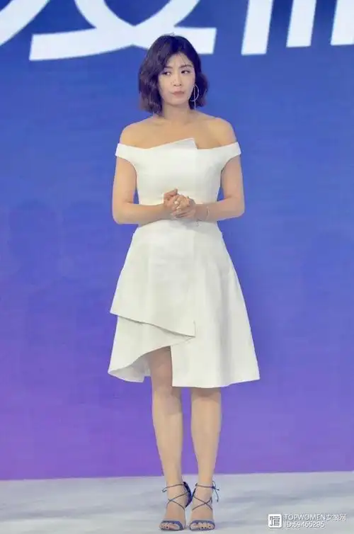 45岁贾静雯依然那么美一袭白裙飘飘欲仙完全不像是三娃妈了