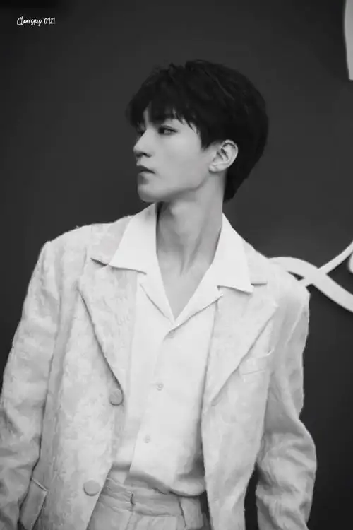 绝美锁骨 优越的颈部线条好迷人被狠狠的蛊到了@tfboys-王俊凯