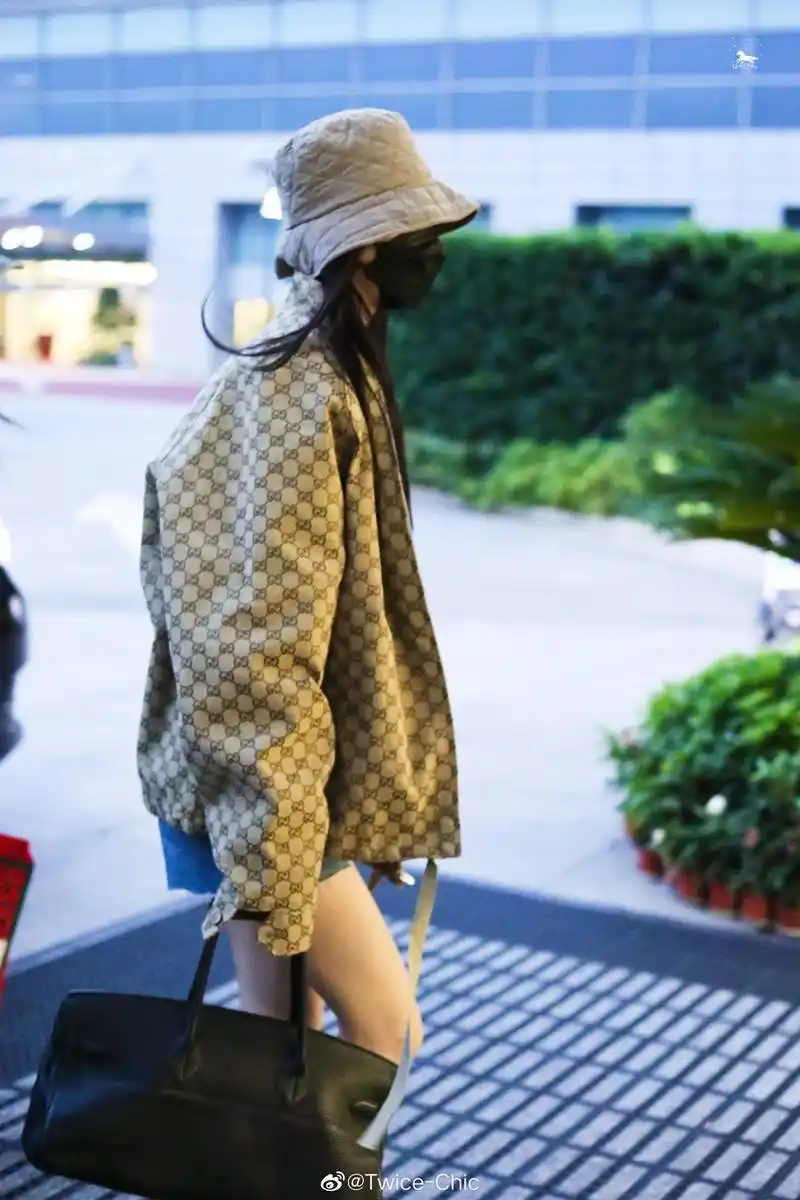 杨幂穿牛仔短裤秀美腿 全副武装给粉丝偷偷"比耶"太可爱