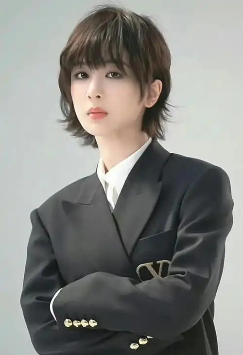 粉丝大赞杨紫短发麻花辫造型好美,像花美男,网友:你们就夸吧|发型