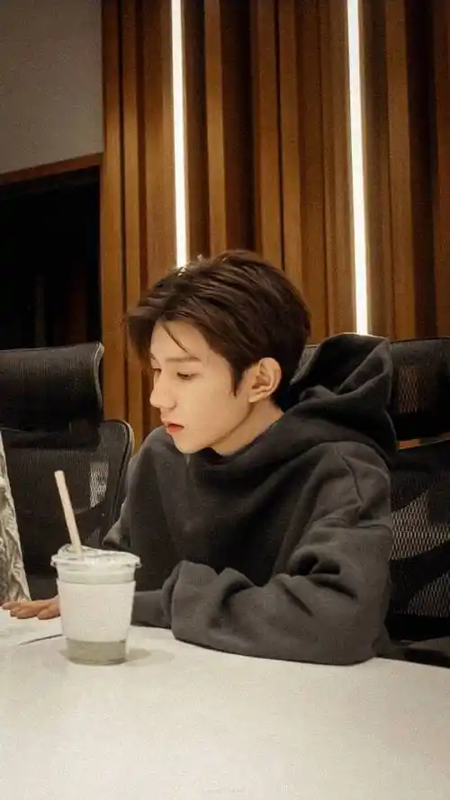 王源2024龙行绛气