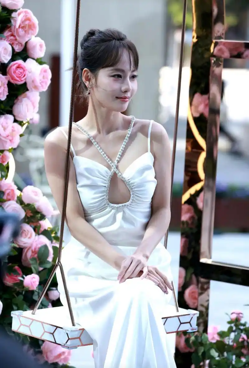 张嘉倪,白色吊带镂空裙,大气性感又可爱