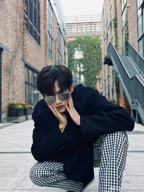 周柯宇 | 最新造型 黑色西装 格子休闲裤 长袖长裤穿起来……__财经头