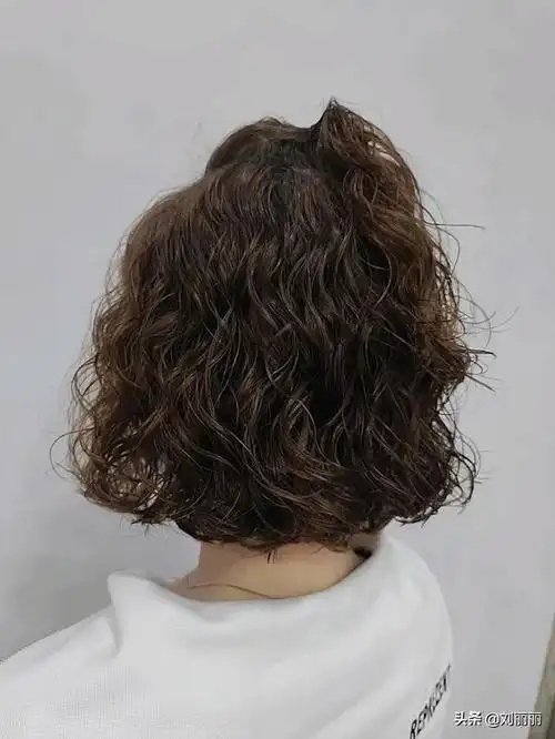 2020最火发型女中短发卷发 中短卷发发型女2020流行发型