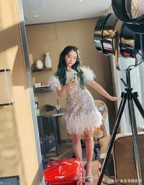 张紫宁豁出去了,百褶裙还没格纹西装长,配马丁靴美腿十足抢镜