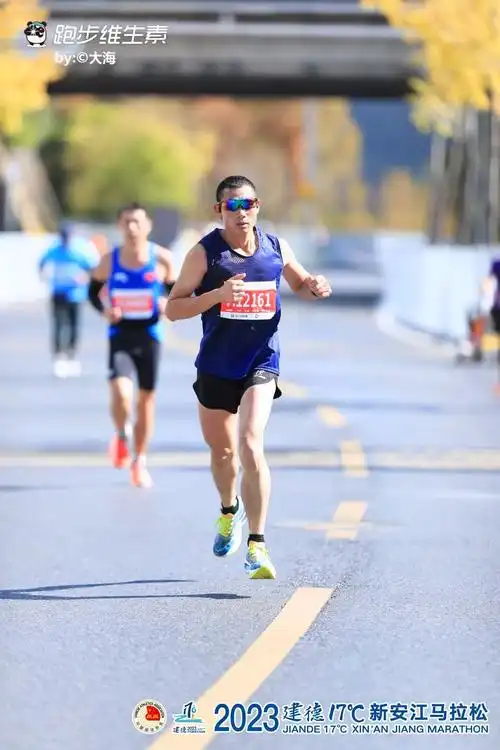 最惨的一次马拉松比赛!没有雨衣,冻了半个小时后才起跑,17公 - 抖音