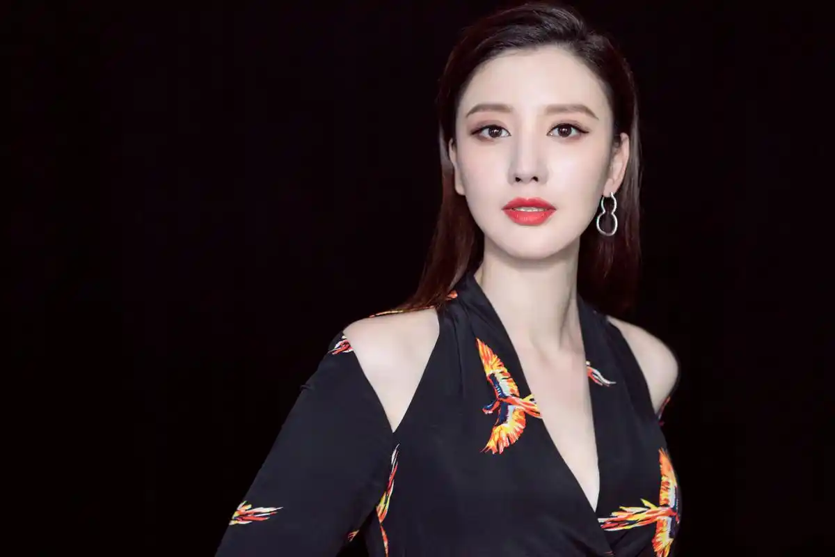 张萌时尚look干练优雅 长腿吸睛性感撩人