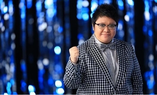 韩红瘦了!"成功变漂亮"!瘦到撑不住衣服,网友关心其身体状况