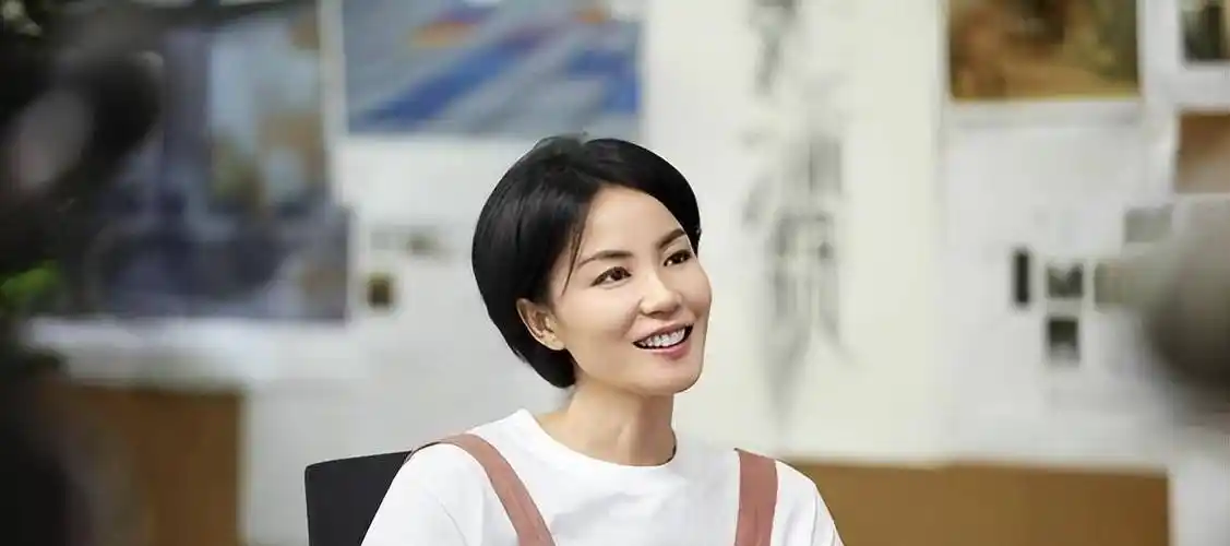 逛街偶遇王菲,53岁脸部紧致,对比20岁40岁照片没变化_气质_感觉_年龄