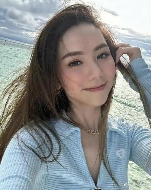 邓紫棋晒马尔代夫游玩照,笑容可掬,网友:衣服牌子没摘